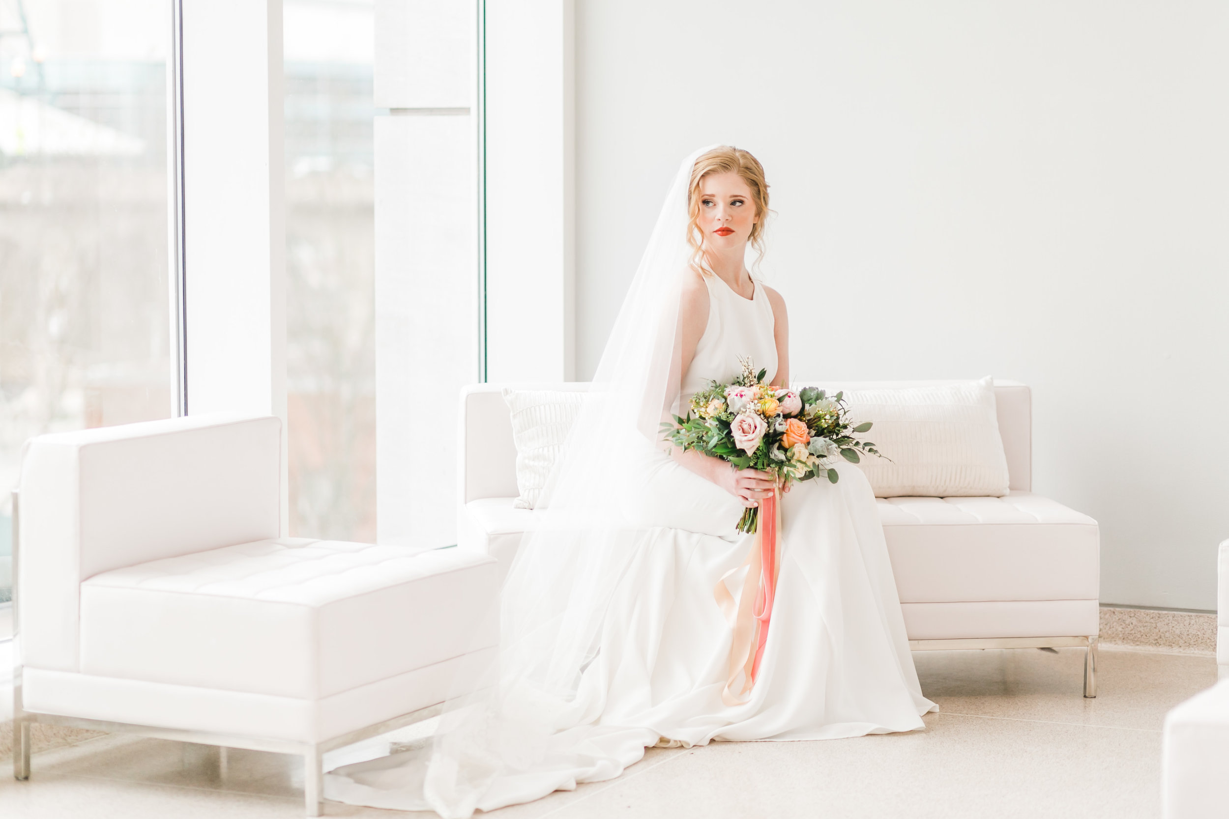 bride in sitting area of knoxville museum of art white walls venue in knoxville