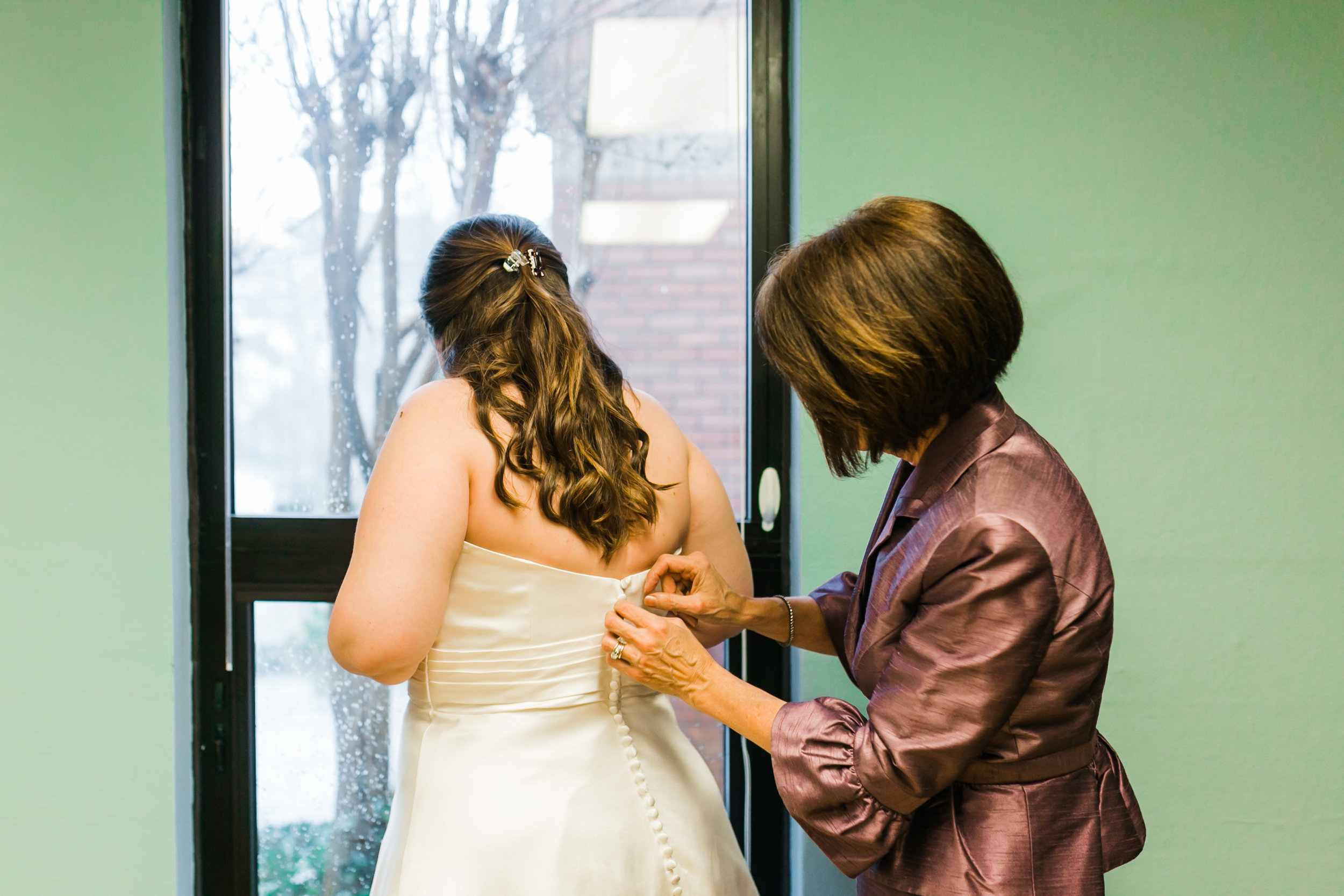 bride getting dressed by mom at concord united Methodist church knoxville